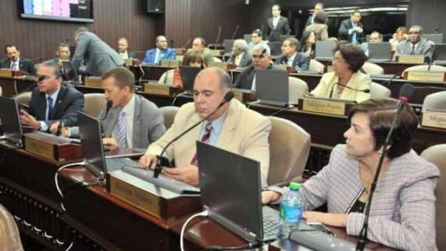 Diputados aprueban proyecto que crea el Instituto de los Dominicanos en el Exterior