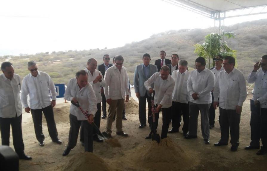 Danilo Medina y Rainieri dan el primer palazo para construir proyecto turístico