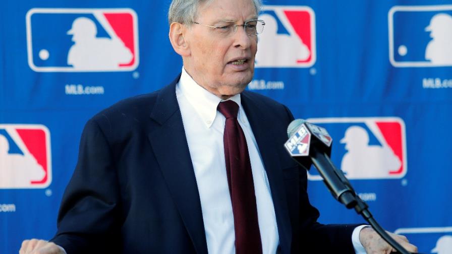 Dueños de equipos béisbol MLB elogian actuación del comisionado Bud Selig