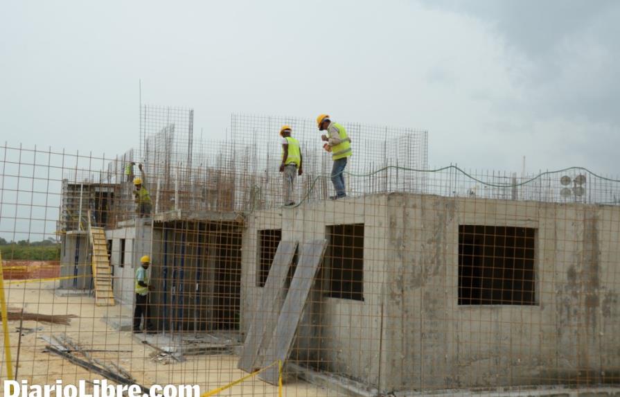Constructores violan legislación laboral a la vista de todos en la República Dominicana