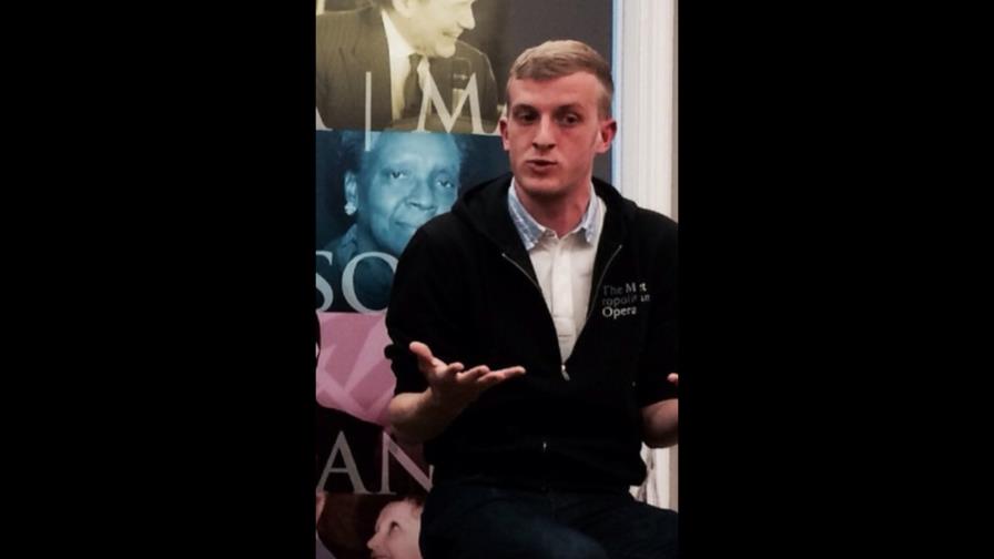 El francés Édouard Louis narra en una novela su calvario como homosexual