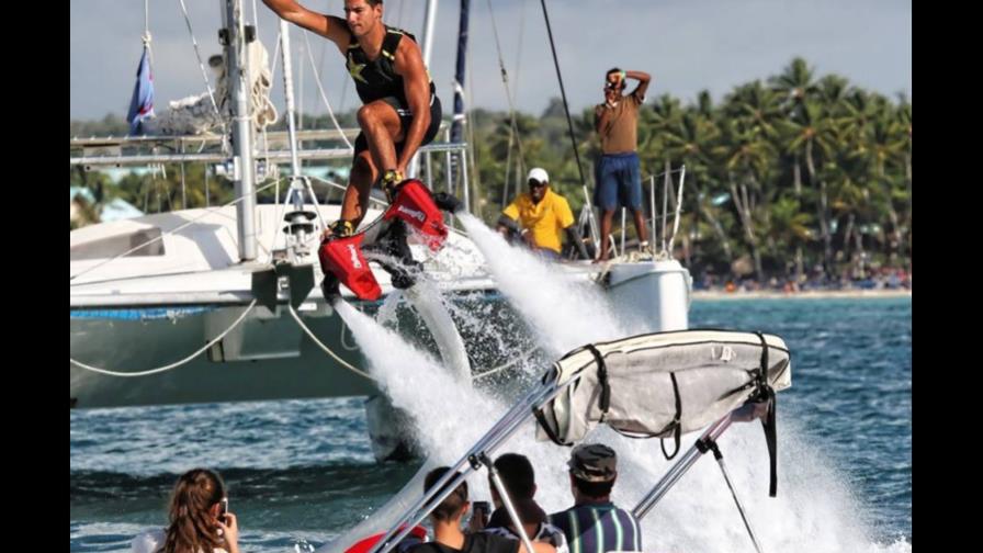 El “flyboard”, nuevo deporte acuático en la República Dominicana El “flyboard”, nuevo deporte acuático en la República Dominicana