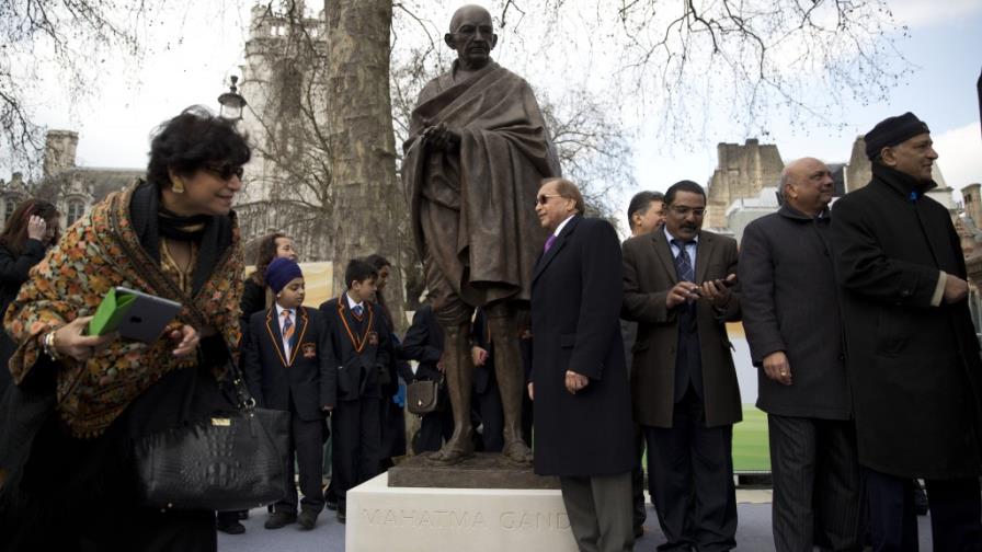 Inauguran en Londres una estatua de Gandhi muy cerca de la de Churchill Inauguran en Londres una estatua de Gandhi muy cerca de la de Churchill