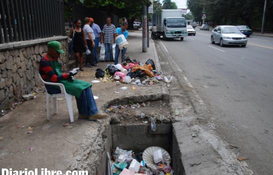 Avenida Mirador del Yaque en Santiago, un depósito de basura