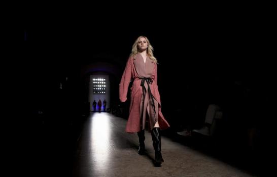 Novatos y consagrados dieron brillo a festival portugués de la moda