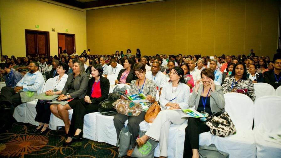 Capacitan a 350 maestros en calidad e innovación