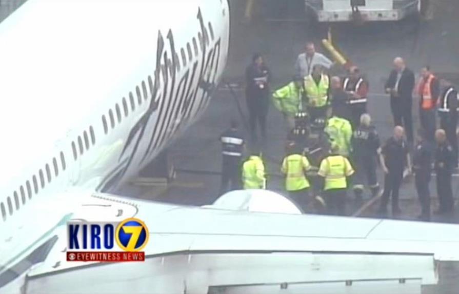 Un vuelo regresa a Seattle por empleado atrapado en bodega