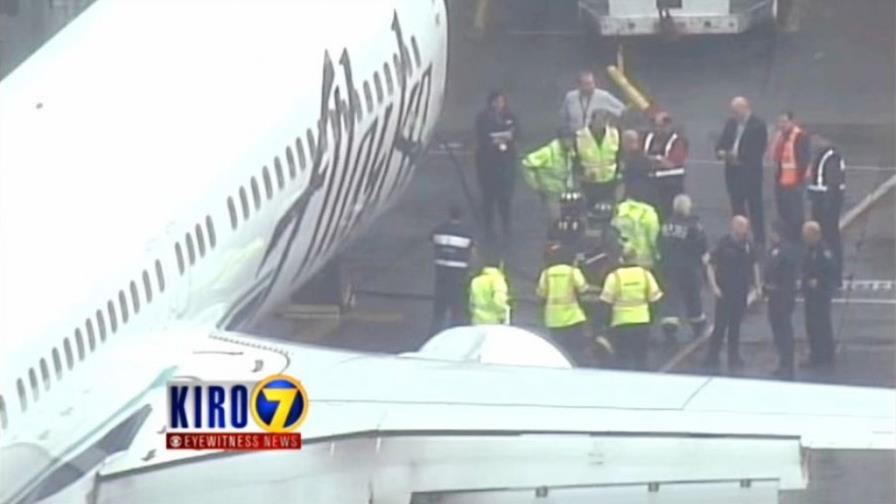 Un vuelo regresa a Seattle por empleado atrapado en bodega