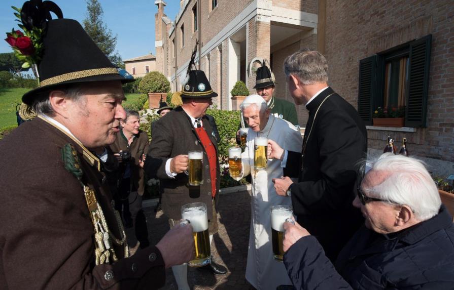 Benedicto XVI celebra sus 88 años con cerveza