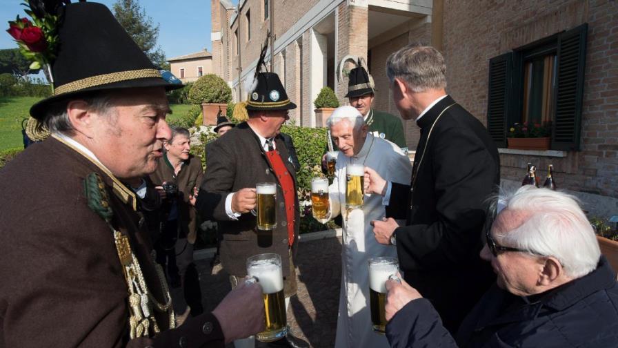 Benedicto XVI celebra sus 88 años con cerveza