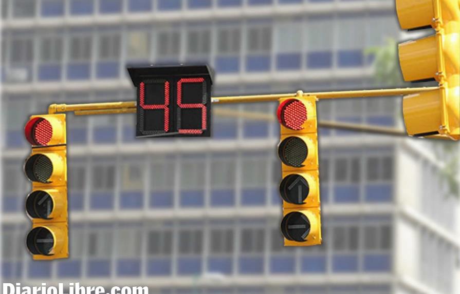 La AMET multa a 100 conductores en un día por violar la luz roja