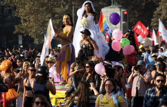 Más de 50,000 personas participan en marcha chilena por la igualdad