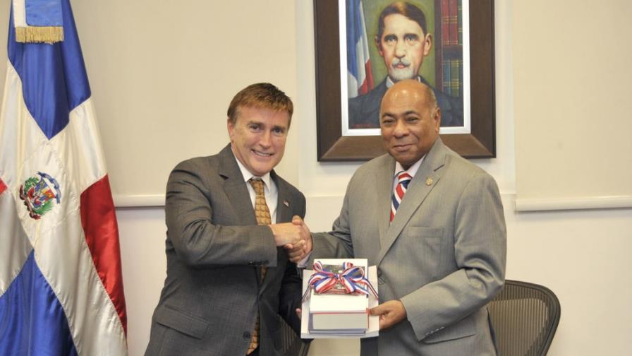 Embajador de EE.UU. se reúne con presidente Tribunal Constitucional