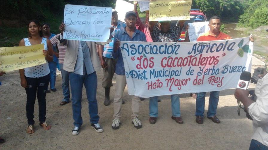 Bloquean carretera de Hato Mayor para reclamar construcción de un puente