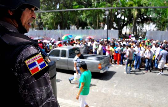 Haitianos abarrotan Gobernación Provincial de Santiago para regularizarse