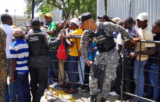 Haitianos abarrotan Gobernación Provincial de Santiago para regularizarse