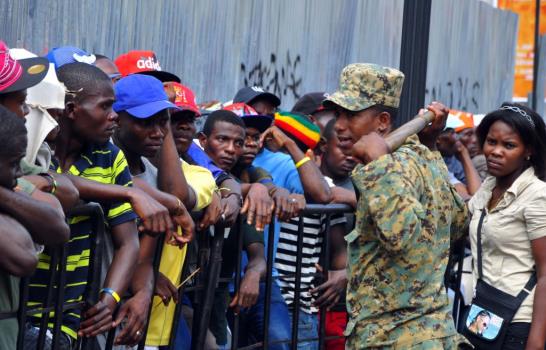 Haitianos abarrotan Gobernación Provincial de Santiago para regularizarse