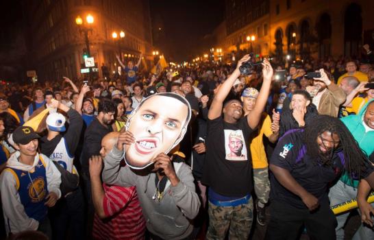 Fans de los Warriors celebran título de la NBA en la calle