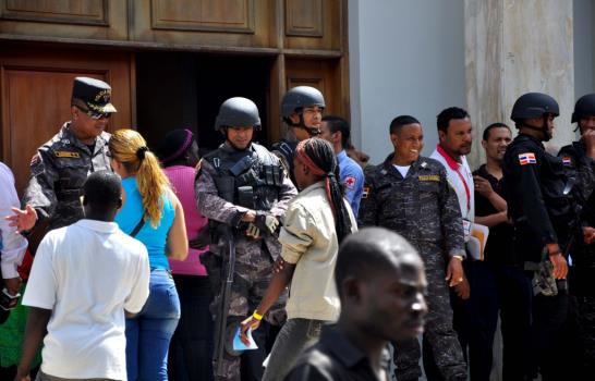 Haitianos abarrotan Gobernación Provincial de Santiago para regularizarse