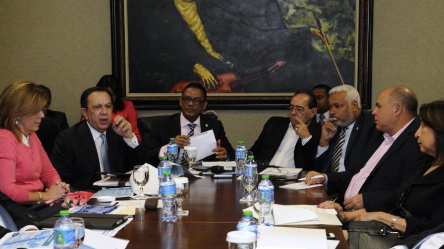 Valdez Albizu expone a diputados alcance del proyecto que transforma al BNV en BANDEX