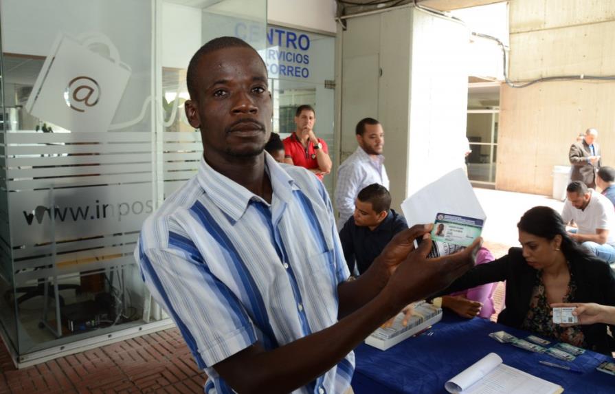 Interior y Policía entrega hoy 1,371 carnés a extranjeros en Santo Domingo