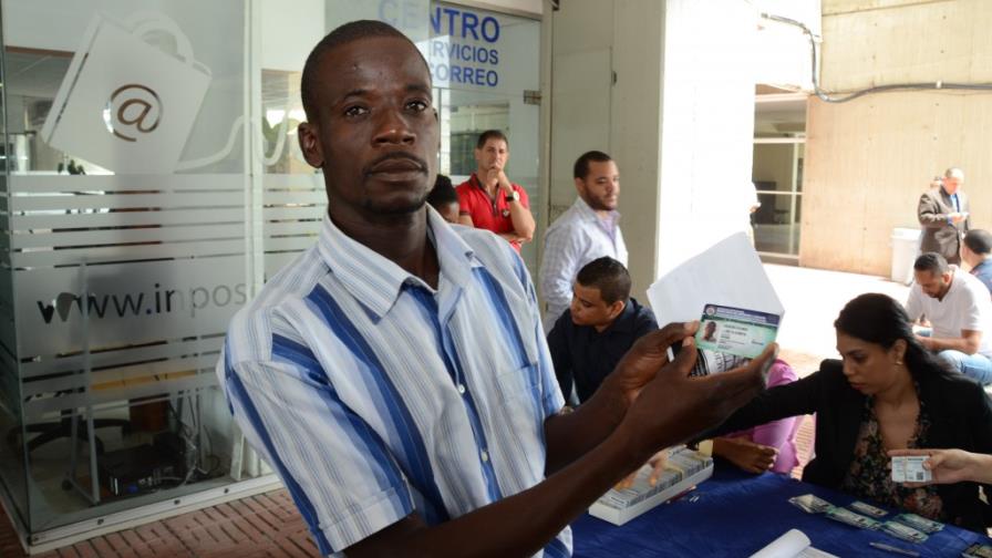 Interior y Policía entrega hoy 1,371 carnés a extranjeros en Santo Domingo Interior y Policía entrega hoy 1,371 carnés a extranjeros en Santo Domingo