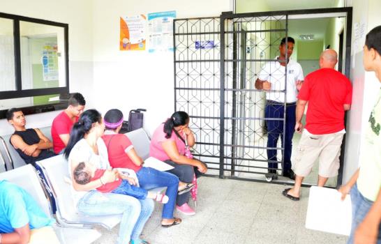 Personas armadas aterrorizan a médicos y enfermeras en hospital de Santiago
