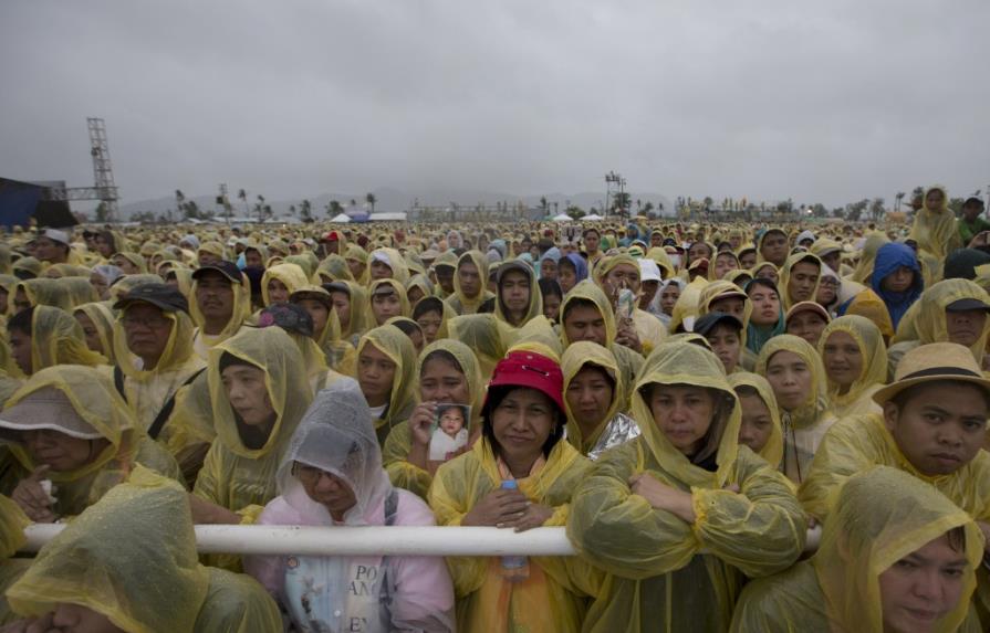 Papa Francisco llega a Tacloban, Filipinas, bajo lluvias