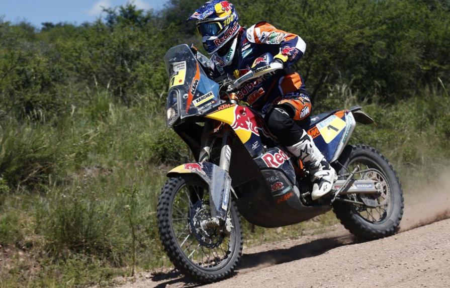 El español Marc Coma se congrasa campeón en motor en el Rally Dakar