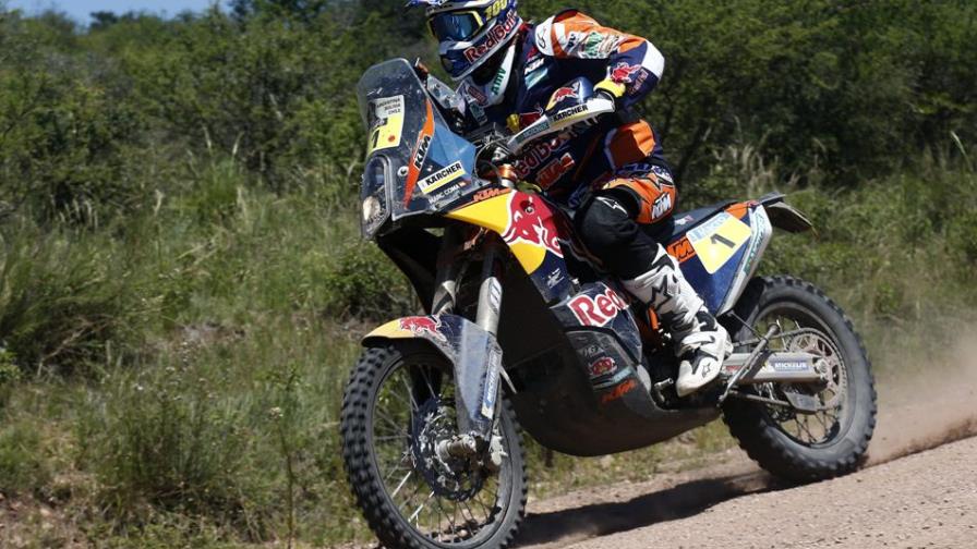 El español Marc Coma se congrasa campeón en motor en el Rally Dakar