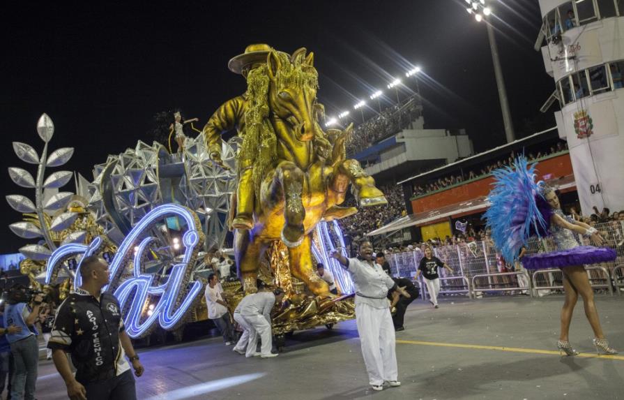 Desfile inspirado en cantante Elis Regina gana Carnaval de Sao Paulo