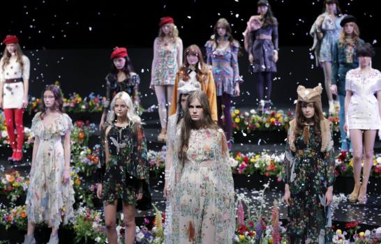 Fantasías y flores de la tailandesa Sretsis abren la Semana de la Moda de Tokio Fantasías y flores de la tailandesa Sretsis abren la Semana de la Moda de Tokio