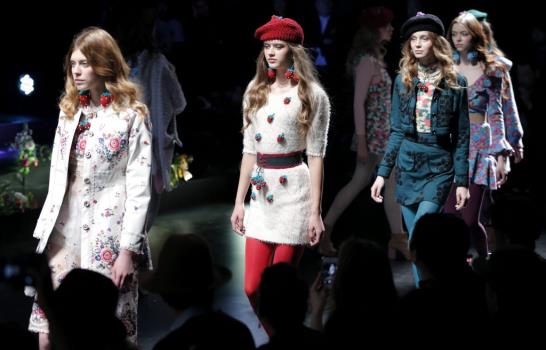 Fantasías y flores de la tailandesa Sretsis abren la Semana de la Moda de Tokio Fantasías y flores de la tailandesa Sretsis abren la Semana de la Moda de Tokio