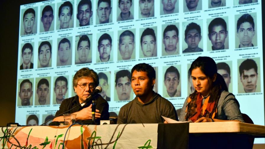 Los padres de 43 estudiantes desaparecidos en México harán toma de embajadas Los padres de 43 estudiantes desaparecidos en México harán toma de embajadas