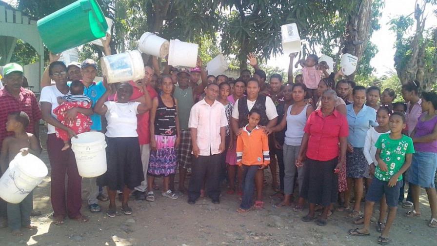 Reclaman tuberías de agua en barrios de Los Alcarrizos