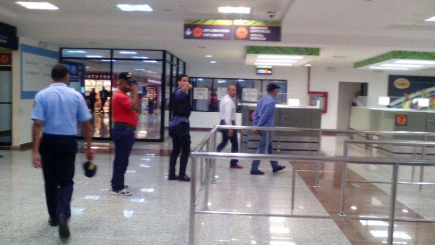 Decomisan cargamento de droga en el AILA; detienen varios militares