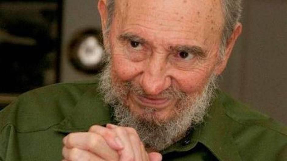 Fidel Castro conversa por teléfono con universitarios que recorren la isla