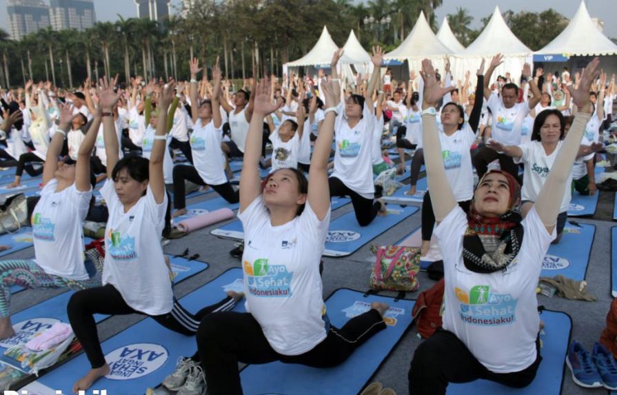 Masiva sesión de yoga en Indonesia