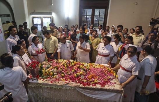 Muere enfermera violada en India, luego de 42 años en coma