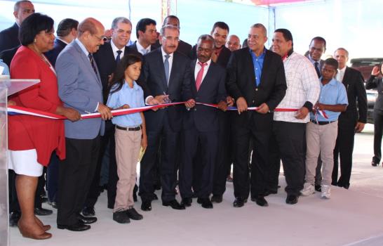 Presidente Medina inaugura dos escuelas de Básica en Azua