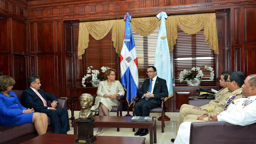 Canciller y jefes militares reciben a jefa de la MINUSTAH en Haiti