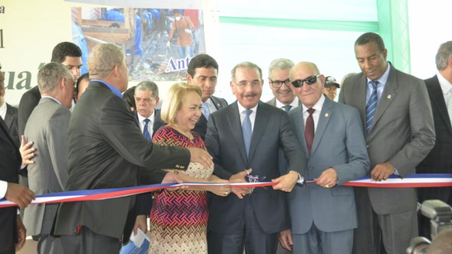Danilo Medina entrega siete obras a la provincia Azua