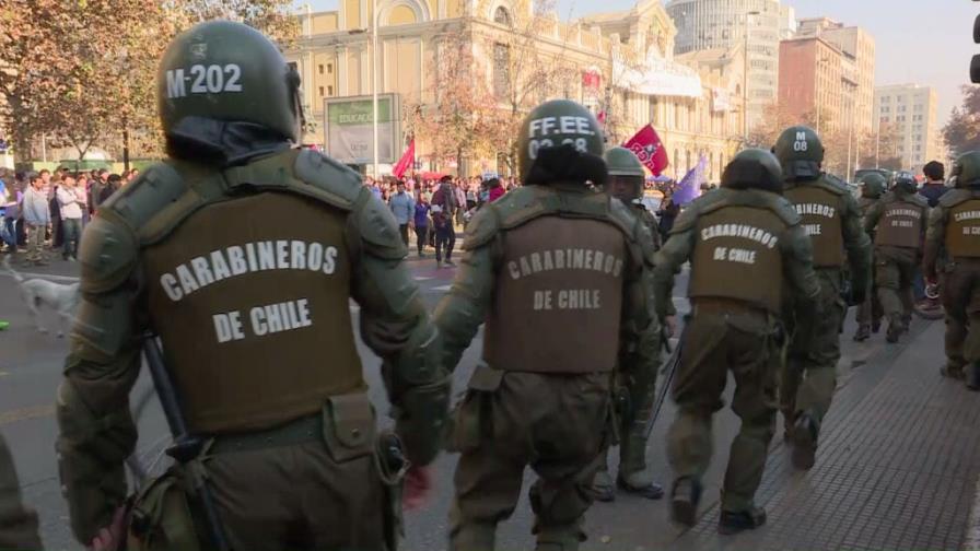 Millares de profesores chilenos marchan en rechazo de estatuto docente