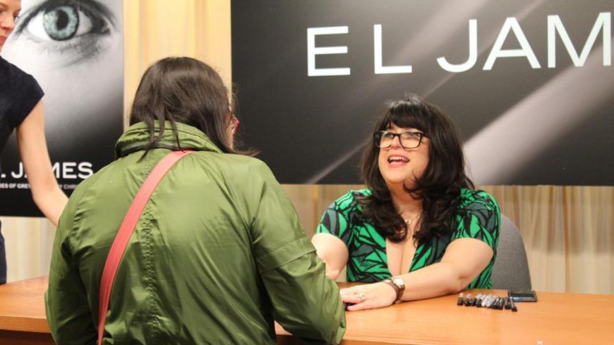E.L. James sigue alimentando fantasías con Grey y revoluciona Nueva York