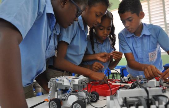 MINERD introduce robótica en más de 100 escuelas de jornada extendida