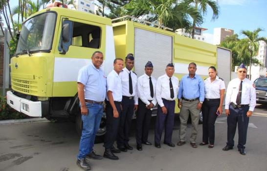 Reid Autocamiones y Cartesano entregan camión remozado a bomberos de Los Alcarrizos Reid Autocamiones y Cartesano entregan camión remozado a bomberos de Los Alcarrizos