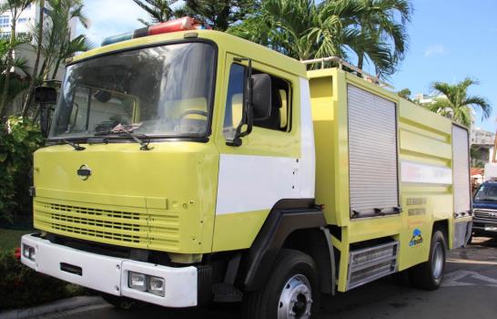 Reid Autocamiones y Cartesano entregan camión remozado a bomberos de Los Alcarrizos Reid Autocamiones y Cartesano entregan camión remozado a bomberos de Los Alcarrizos