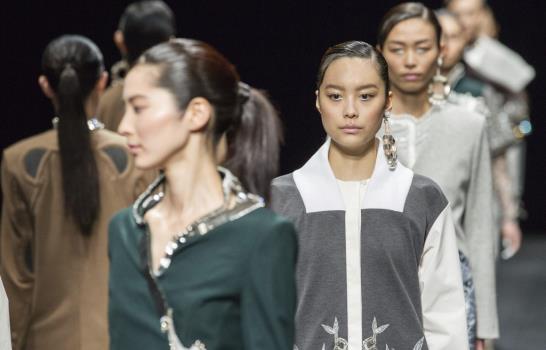 Sobriedad y elegancia en segundo día de la Semana de la Moda de Tokio