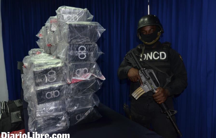Detienen a cuatro militares por 450 paquetes droga en AILA
