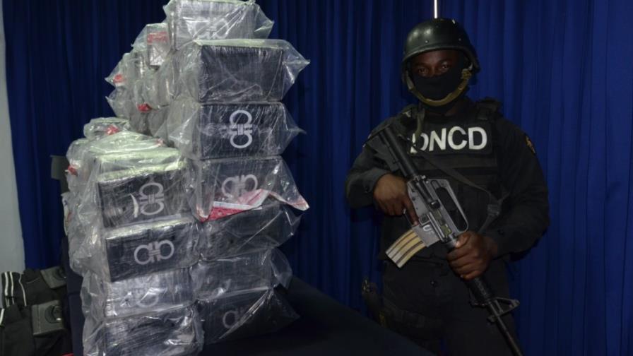 Detienen a cuatro militares por 450 paquetes droga en AILA